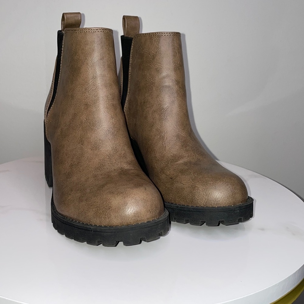 WOMEN'S DIRTY LAUNDRY LIDO LUGGED CHELSEA BOOTS